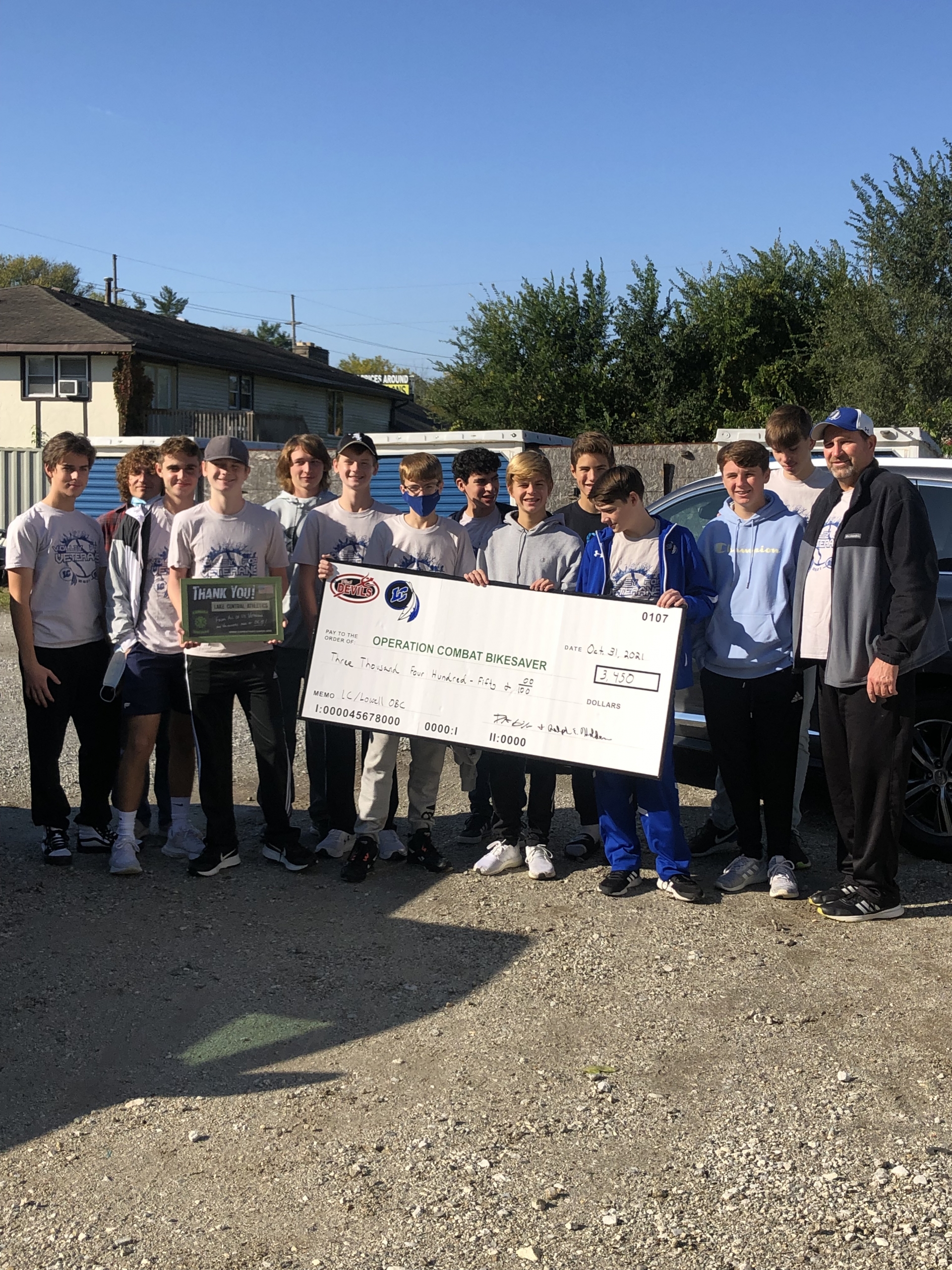 Coach Holden and the boys tennis team visited the Combat Bike Saver Garage on Saturday, October 30, 2021 to deliver the proceeds from their t-shirt fundraiser. Great job Boys Tennis!