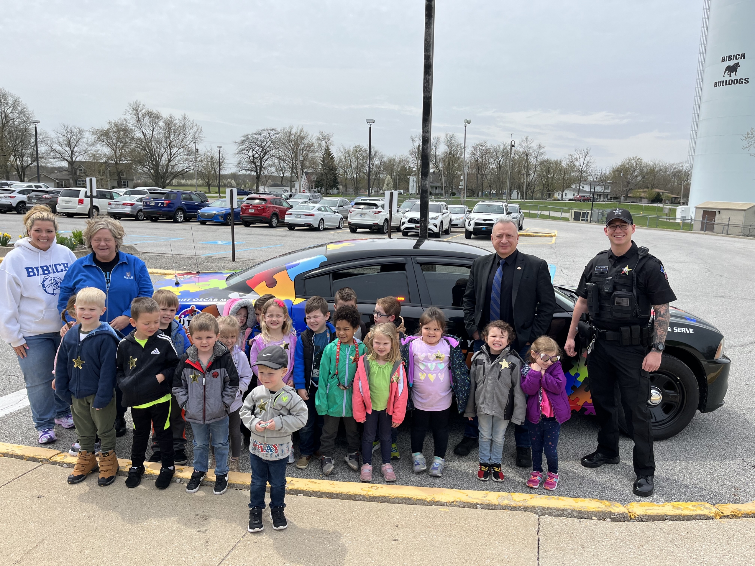 Early Childhood classes at Bibich had a visit from Sheriff Martinez and Officer Zalesky. They got to see the Autism Awareness car.